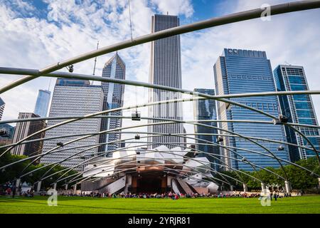Chicago, il États-Unis - 21 juillet 2017 : Jay Pritzker Pavilion, également connu sous le nom de Pritzker Pavilion ou Pritzker Music Pavilion, est un orchestre du Millennium Park Banque D'Images