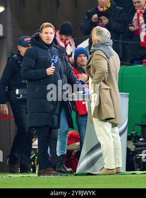 Munich, Allemagne. 03 décembre 2024. Julian Nagelsmann, entraîneur de la DFB, Bundestrainer, Nationaltrainer, dans une interview télévisée avec Esther Sedlaczek, présentatrice ARD Sport Moderatorin, Sportmoderatorin, Journalistin, et Bastian SCHWEINSTEIGER, co-modérateur ARD dans le match DFB-Pokal FC BAYERN MUENCHEN - BAYER 04 LEVERKUSEN 0-1 de la Coupe d'Allemagne de football le 3 décembre 2024 à Munich, Allemagne. Saison 2024/2025 photographe : ddp images/STAR-images - LA RÉGLEMENTATION DFB INTERDIT TOUTE UTILISATION DE PHOTOGRAPHIES comme SÉQUENCES D'IMAGES et/ou QUASI-VIDÉO - crédit : ddp Media GmbH/Alamy Live News Banque D'Images