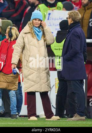 Munich, Allemagne. 03 décembre 2024. Julia Scharf, Moderatorin, Sportmoderatorin, Das Erste, ARD, Dieter NIKLES, journaliste FCB TV, FCB.tv, Leiter Pressekonferenzen, dans le match DFB-Pokal FC BAYERN MUENCHEN - BAYER 04 LEVERKUSEN 0-1 de la Coupe d'Allemagne de football le 3 décembre 2024 à Munich, Allemagne. Saison 2024/2025 photographe : ddp images/STAR-images - LA RÉGLEMENTATION DFB INTERDIT TOUTE UTILISATION DE PHOTOGRAPHIES comme SÉQUENCES D'IMAGES et/ou QUASI-VIDÉO - crédit : ddp Media GmbH/Alamy Live News Banque D'Images