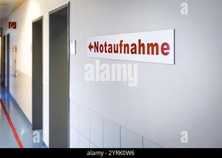 Melle, Deutschland 13. Novembre 2024 : Im Bild : in einem Krankenhaus, einer Klinik, hängt ein Schild mit dem Aufdruck Notaufnahme. Landkreis Osnabrück Niedersachsen *** Melle, Allemagne 13 novembre 2024 sur la photo dans un hôpital, une clinique, accroche une pancarte avec l'empreinte quartier des urgences de Osnabrück basse-Saxe Copyright : xFotostandx/xGelhotx Banque D'Images