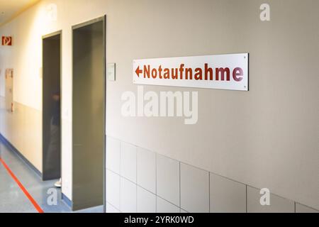 Melle, Deutschland 13. Novembre 2024 : Im Bild : in einem Krankenhaus, einer Klinik, hängt ein Schild mit dem Aufdruck Notaufnahme. Landkreis Osnabrück Niedersachsen *** Melle, Allemagne 13 novembre 2024 sur la photo dans un hôpital, une clinique, accroche une pancarte avec l'empreinte quartier des urgences de Osnabrück basse-Saxe Copyright : xFotostandx/xGelhotx Banque D'Images