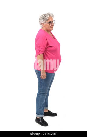 portrait de vue de côté de la femme senior debout sur fond blanc Banque D'Images