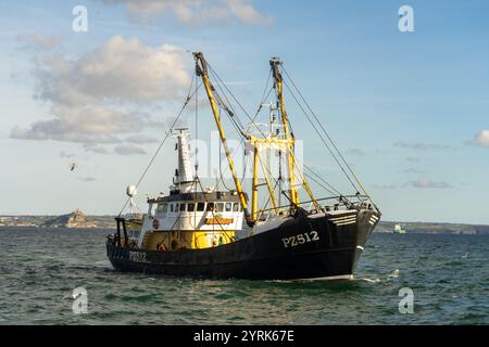 Bateau de pêche retournant au port de Newlyn Penzance Cornwall UK St Michaels Mount en arrière-plan Banque D'Images