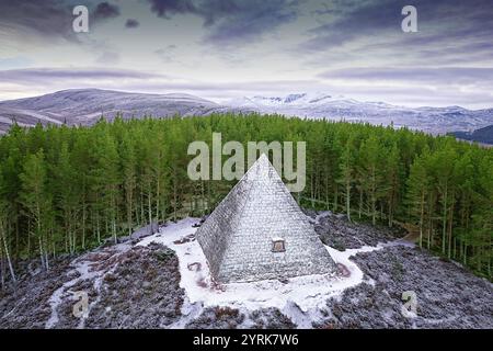 Prince Albert’s Pyramid ou Cairn Balmoral Estate Deeside Scotland neige gelée et glace recouvrent le cairn par une journée très froide Banque D'Images