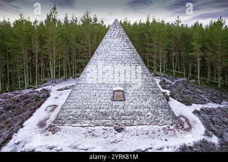 Prince Albert’s Pyramid ou Cairn Balmoral Estate Deeside Scotland neige gelée et glace recouvrant le grand cairn par une journée très froide Banque D'Images