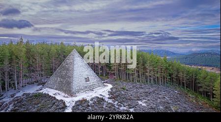 Prince Albert’s Pyramid ou Cairn Balmoral Estate Deeside Scotland Grand cairn couvert de glace en hiver Banque D'Images