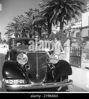 Lisbonne, Portugal, 1949. Un capitaine de ligne aérienne suédois dans son uniforme est vu avec un autre homme sur le trottoir par une luxueuse voiture britannique Rolls Royce avec chauffeur. Kristoffersson ref AR95-6 *** local légende *** Banque D'Images