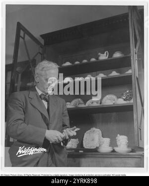 Sir Alexander Fleming 1945. 6 août 1881 - 11 mars 1955, médecin et microbiologiste écossais, mieux connu pour avoir découvert la première substance antibiotique largement efficace au monde, qu'il a nommée pénicilline. Sa découverte en 1928 de ce qui a été plus tard appelé benzylpénicilline (ou pénicilline G) à partir de la moisissure Penicillium rubens a été décrite comme la « plus grande victoire jamais atteinte sur la maladie ». Pour cette découverte, il partage le prix Nobel de physiologie ou médecine en 1945 avec Howard Florey et Ernst Boris Chain. Photographié à l'automne 1945 dans sa maison. KG Kristoffersson réf. S10-2. Banque D'Images