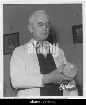Sir Alexander Fleming 1945. 6 août 1881 - 11 mars 1955, médecin et microbiologiste écossais, mieux connu pour avoir découvert la première substance antibiotique largement efficace au monde, qu'il a nommée pénicilline. Sa découverte en 1928 de ce qui a été plus tard appelé benzylpénicilline (ou pénicilline G) à partir de la moisissure Penicillium rubens a été décrite comme la « plus grande victoire jamais atteinte sur la maladie ». Pour cette découverte, il partage le prix Nobel de physiologie ou médecine en 1945 avec Howard Florey et Ernst Boris Chain. Photographié à l'automne 1945 dans son laboratoire à l'hôpital St Mary i. Banque D'Images