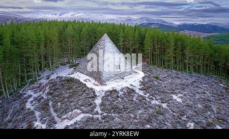 Prince Albert’s Pyramid ou Cairn Balmoral Estate Deeside Scotland le grand cairn couvert de neige et de glace en hiver Banque D'Images