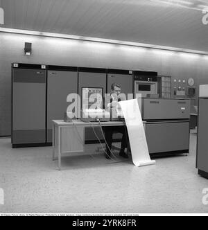 Dans les années 1960 Intérieur d'une salle avec équipement IBM 360, stations de bande . IBM System 360 a été fréquemment vu dans la série télévisée américaine Mad Men. Photo prise 1965 Kristoffersson ref DY126-5 Banque D'Images