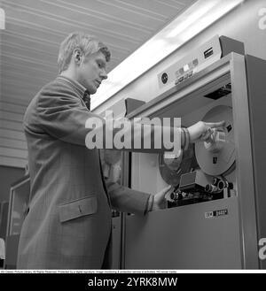 Dans les années 1960 Intérieur d'une pièce avec des ordinateurs et des personnes sur le travail de les manipuler et d'enregistrer et de lire des informations. IBM System 360 avec une unité de bande magnétique IBM 2402 de 2e génération utilisée lorsque la bande contenant des informations est lue ou saisie. Photo prise 1965 Kristoffersson ref DY126-8 Banque D'Images
