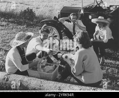 Ragnar Fors avec des amis à son modèle T-Ford 1919 sur un Road trip. Ragnar Fors est le fondateur de ce qui est aujourd'hui le club suédois T-Ford la T-Ford a été appelé «la voiture qui a mis le monde sur roues» et a été produite à un peu plus de 15 millions d'exemplaires Suède juillet. 1954 Banque D'Images