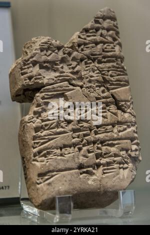 Copie d'une inscription votive bilingue (sumérien-akkadien) de Rimush, roi d'Akkad, probablement tirée d'une statue à l'intérieur du temple du Dieu Enlil à Nippur, copie faite sur argile à l'époque paléo-babylonienne (début du IIe millénaire av. J.-C.) Banque D'Images