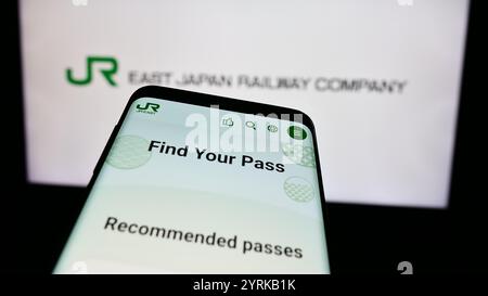 Dans cette illustration photo, un téléphone portable avec le site Web de l'entreprise ferroviaire japonaise East Japan Railway Company est vu devant le logo de l'entreprise. Banque D'Images