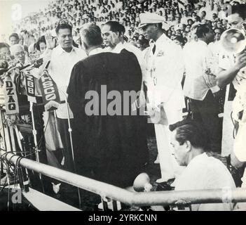 Ramon del Fierro Magsaysay Sr. (1907 - 1957) homme d'État philippin qui a servi comme septième président des Philippines, de 30 décembre 1953, jusqu'à sa mort dans une catastrophe aérienne sur 17 mars 1957. Mécanicien automobile de profession, Magsaysay a été nommé gouverneur militaire de Zambales après son remarquable service de chef de guérilla pendant la guerre du Pacifique. Il a ensuite occupé deux mandats à titre de congressiste du Parti libéral pour le district at-large de Zambales avant d'être nommé secrétaire de la Défense nationale par le président Elpidio Quirino. Il a été élu président sous la bannière des Nacionalis Banque D'Images