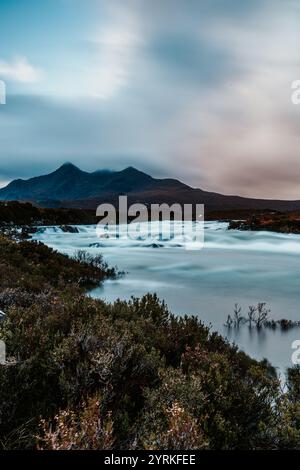 Une belle rivière et montagne dans l'île de Skye Banque D'Images