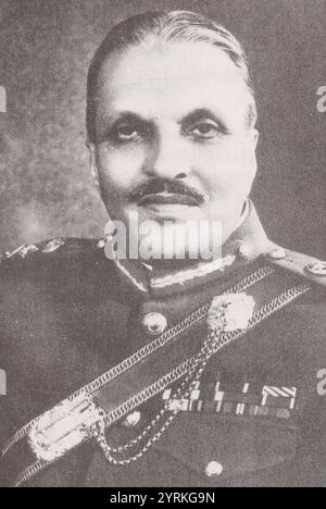 Le général Muhammad Zia-ul-Haq (12 août 1924 - 17 août 1988) est un général quatre étoiles qui est devenu le sixième président du Pakistan après avoir déclaré la loi martiale en 1977. Il a servi comme chef d'État de 1978 jusqu'à sa mort dans un accident d'avion en 1988. Il demeure le chef d'État et chef d'état-major de l'armée le plus longtemps en poste au pays Banque D'Images