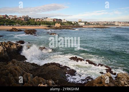 La vue sur Playa del Camello et Playa del Sardinero à Santander, vue depuis le parc Magdalena. Banque D'Images