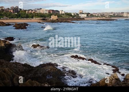 La vue sur Playa del Camello et Playa del Sardinero à Santander, vue depuis le parc Magdalena. Banque D'Images