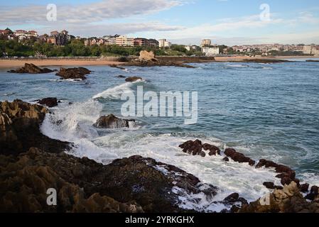 La vue sur Playa del Camello et Playa del Sardinero à Santander, vue depuis le parc Magdalena. Banque D'Images