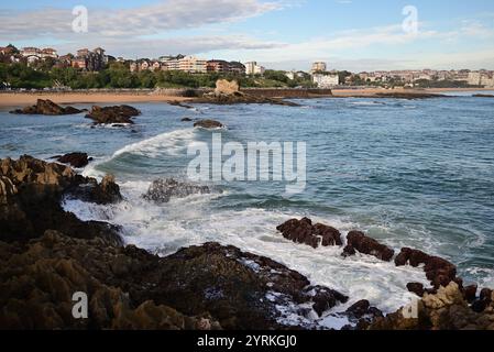 La vue sur Playa del Camello et Playa del Sardinero à Santander, vue depuis le parc Magdalena. Banque D'Images