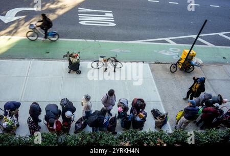 Les clients avec leurs chariots font la queue devant le garde-manger Holy Apostles à Chelsea à New York pour une distribution de nourriture de Thanksgiving le mercredi 27 novembre 2024. (© Richard B. Levine) Banque D'Images