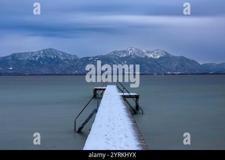 Lumière du soir à Seebruck au lac Chiemsee, Bavière, Allemagne en hiver Banque D'Images