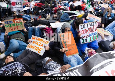 Les manifestants pro-palestiniens se rassemblent, organisent des défunts et marchent de Whitehall vers l'ambassade américaine en solidarité avec la Palestine dans le centre de Londres. Banque D'Images