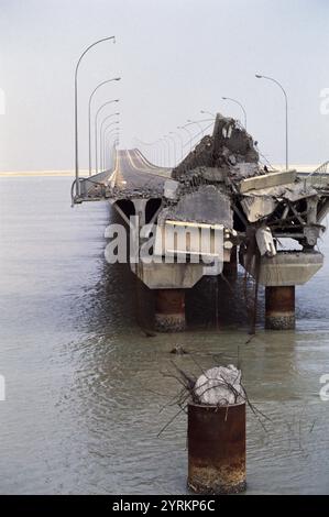 Première Guerre du Golfe : 15 mars 1991 le pont détruit vers l'île de Bubiyan dans le nord-est du Koweït, bombardé par des avions de l'USAF dans la guerre aérienne avec l'Irak. Le pont a finalement été réparé en 1999. Banque D'Images