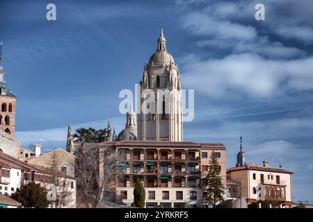 Vue sur la ville depuis l'ancienne ville de Ségovie, la tour de la cathédrale de Ségovie surplombant la ville. Banque D'Images