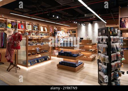 KUALA LUMPUR, MALAISIE - 14 NOVEMBRE 2023 : articles exposés à la boutique de cadeaux Malaisie de l'aéroport international de Kuala Lumpur. Banque D'Images
