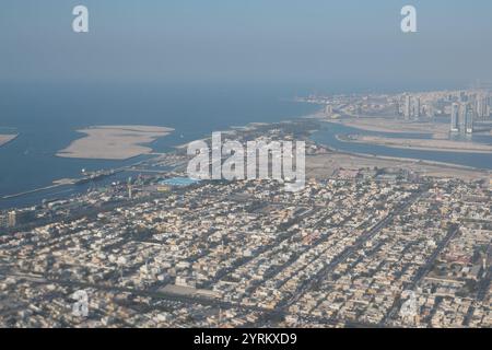 DUBAÏ, Émirats arabes Unis - 21 FÉVRIER 2019 : vue aérienne de Dubaï pendant la journée. Banque D'Images