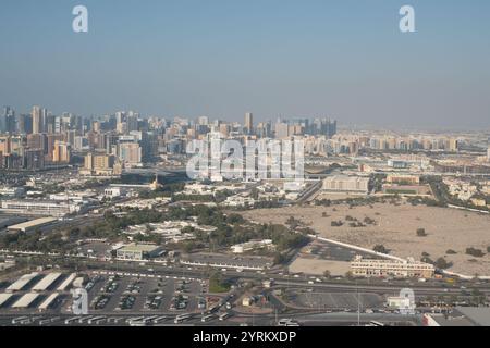 DUBAÏ, Émirats arabes Unis - 21 FÉVRIER 2019 : vue aérienne de Dubaï pendant la journée. Banque D'Images