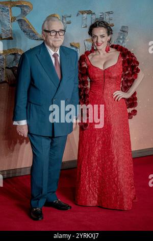 Londres, Royaume-Uni. 3 décembre 2024. Brian Cox et son épouse Nicole Ansari-Cox assistent à la première mondiale de « le Seigneur des anneaux : la guerre des Rohirrim » au cinéma Odeon luxe Leicester Square. L’anime original renvoie le public au monde épique donné vie à la trilogie « le Seigneur des anneaux », basée sur les livres vénérés de J.R.R. Tolkien. Crédit : Guy Corbishley/Alamy Live News Banque D'Images