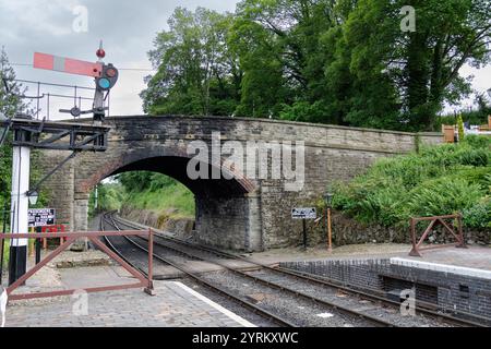 Severn Valley Railway, Arley, Worcestershire, 16-06-2019. Une vue du pont et du signal sémaphore à l'extrémité sud du quai de la station Arley Banque D'Images