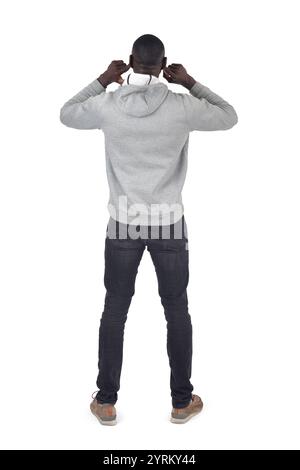 vue arrière d'un homme couvrant ses oreilles du bruit sur fond blanc Banque D'Images