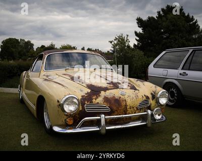 Une VW Karmann Ghia fortement patinée lors d'un salon de voitures anciennes Banque D'Images