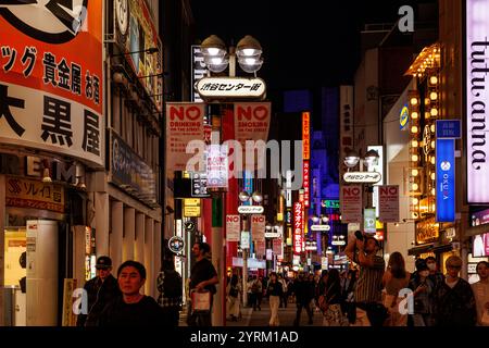 TOKYO, JAPON - 22 octobre 2024 : les rues de Tokyo la nuit Banque D'Images