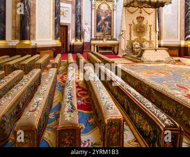 Intérieur de la Chapelle Royale conçu par les architectes Giovanni Battista Sacchetti et Ventura Rodríguez Tizón à l'intérieur du Palais Royal Madrid Espagne Banque D'Images