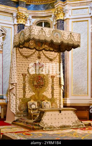 Intérieur de la Chapelle Royale conçu par les architectes Giovanni Battista Sacchetti et Ventura Rodríguez Tizón à l'intérieur du Palais Royal Madrid Espagne Banque D'Images