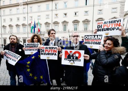 Roma, Italie. 04th Dec, 2024. Flash Mob di Europa contro la visita in Italia del primo Ministro Ungherese Victor Orban - Roma, Italia - Mercoledì, 4 Dicembre 2024 (foto Cecilia Fabiano/LaPresse) Flash Mob of Europa contre la visite en Italie du premier ministre hongrois Victor Orban - Rome, Italie - mercredi 4 décembre 2024 (photo Cecilia Fabiano/LaPresse) crédit : LaPresse/Alamy Live News Banque D'Images