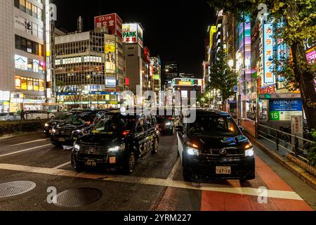 TOKYO, JAPON - 22 octobre 2024 : une vie nocturne urbaine animée et animée, des voitures dans les rues de Tokyo Banque D'Images