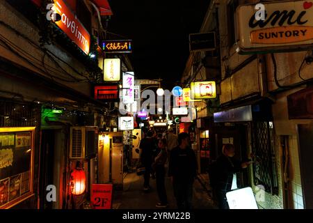 TOKYO, JAPON - 22 octobre 2024 : panneaux de bar dans le quartier Golden-Gai de Shinjuku Banque D'Images