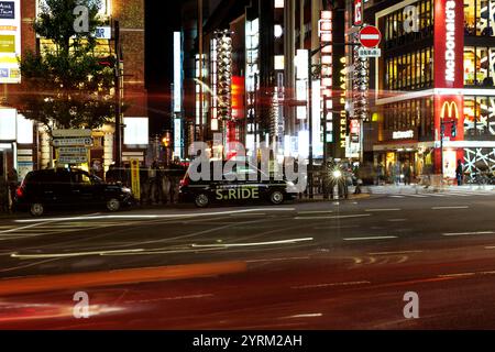 TOKYO, JAPON - 22 octobre 2024 : une ville animée de Tokyo la nuit, illuminée par des enseignes au néon et une vie de rue animée Banque D'Images