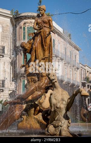 La fontaine de Diane sur la place Archimède, Ortigia, Sicile, Italie. Banque D'Images