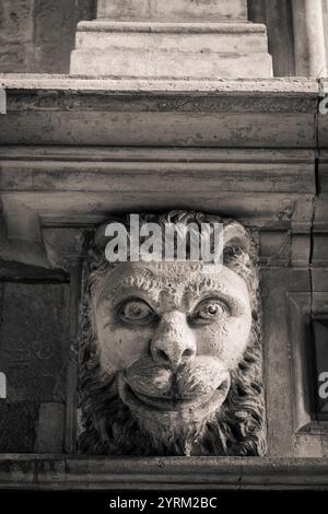 Image en noir et blanc de gargouille sur le bâtiment dans l'ancienne Ortigia, Sicile, Italie. Banque D'Images