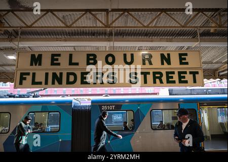 28.10.2024, Melbourne, Victoria, Australie - navetteurs sur un quai à la gare de Melbourne Flinders Street. Banque D'Images