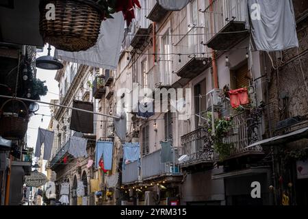 Linge traînant à sécher, scène de rue, Naples, Italie Banque D'Images