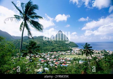 Vue des Pitons depuis le nord-est. Soufrière. Santa Lucia. Antilles. Caraïbes Banque D'Images